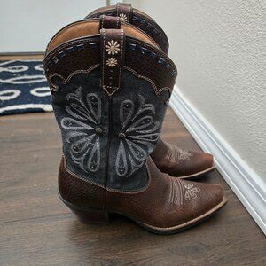 Beautiful Ariat Woman's Embroidered Western Boots